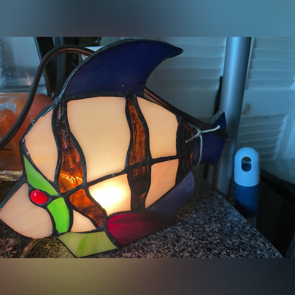 TIFFANY STYLE STAINED GLASS FISH ACCENT LAMP / NIGHT LIGHT Vintage Nightlight. - Picture 4 of 8